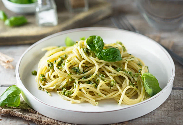 Capellini с маринованными анчоусами и песто из кресс-салата