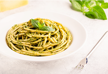 Букатини с кремом из шпината и горгонзолы